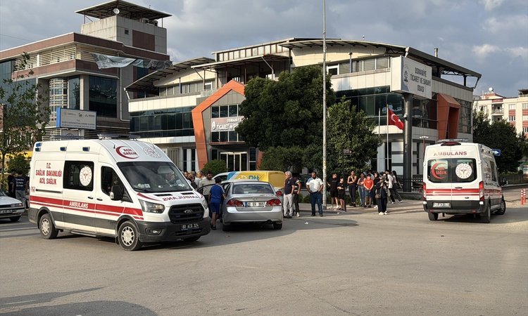 Osmaniye'de iki otomobil çarpıştı, Adnan Menderes Bulvarı'nda 3 kişi yaralandı: Gelişmeler Takip Ediliyor