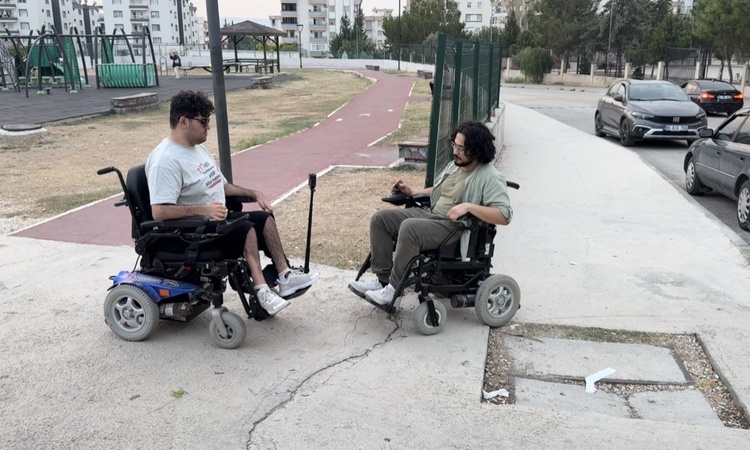 Osmaniye Kadirli'de Furkan Ulusoy, engelliler için arkadaşıyla akülü sandalyede gezdi | İşte Tüm Ayrıntılar
