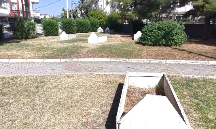 Osmaniye’de parkın ortasındaki mezar taşları dikkat çekiyor: Gelişmeler Takip Ediliyor