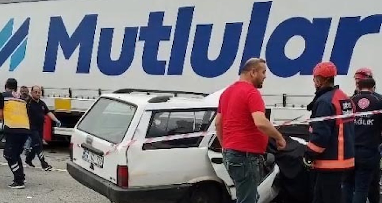 The car crashed into a parked truck; 1 person died, 1 injured - Breaking News
