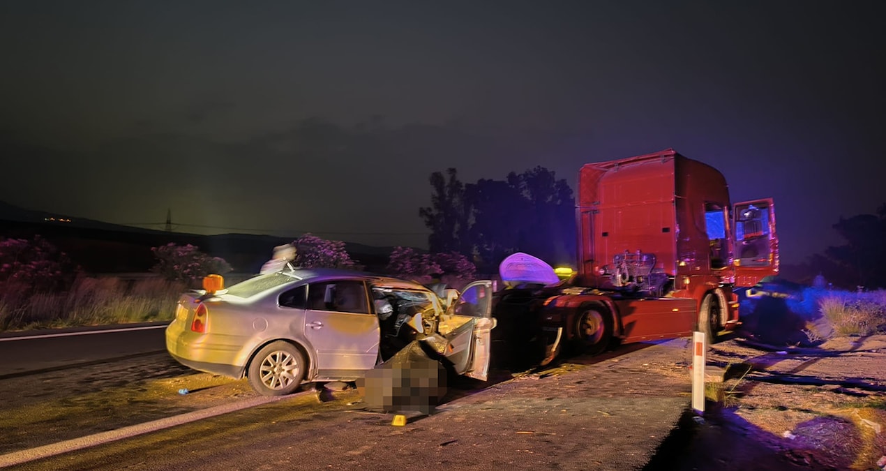 Car crashed into a truck, 2 people died terribly - News