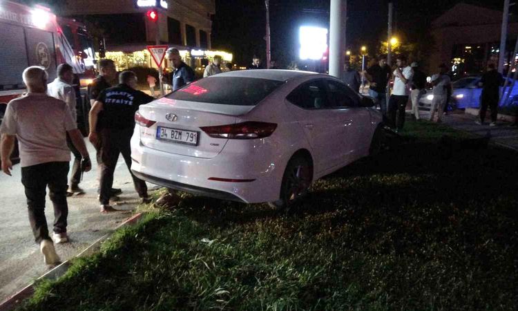 The car crashed into the trambus pole: The injured driver escaped from the ambulance - Last Minute