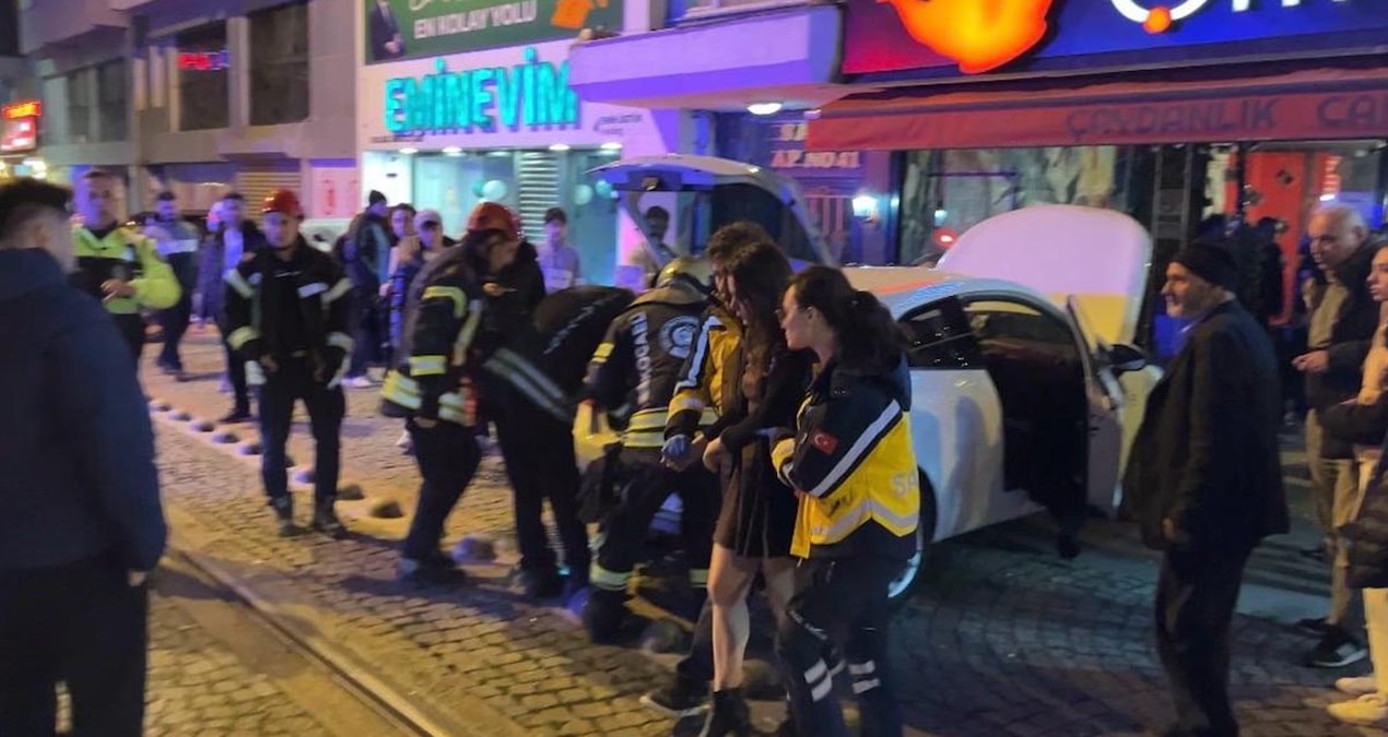 Gündemden Son Bilgiler: Otomobil tramvay yolundaki kafeye girdi - En Son Haber - Son Dakika Bilgileri