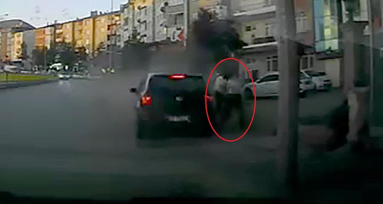 Kritik Açıklama: Otomobilin altında kalmaktan son anda kurtuldular - En Son Haber - Son Dakika Bilgileri