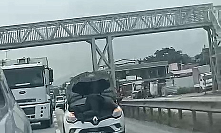 Otomobilin motorunun üzerinde seyahat etti; o anlar kamerada ve Merak Edilenler