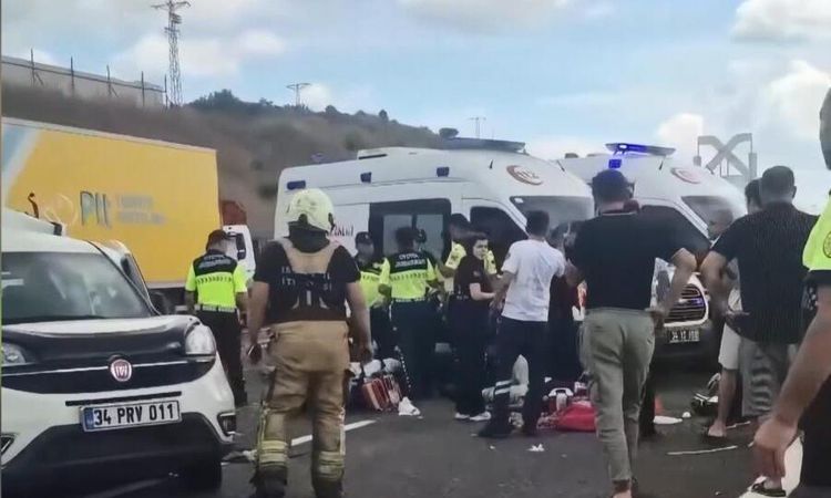 Gündemden Son Bilgiler: Otoyol Kazasında 3 Kardeş yaşamını yitirdi: Şoför Gözaltında - Son Dakika ve Merak Edi