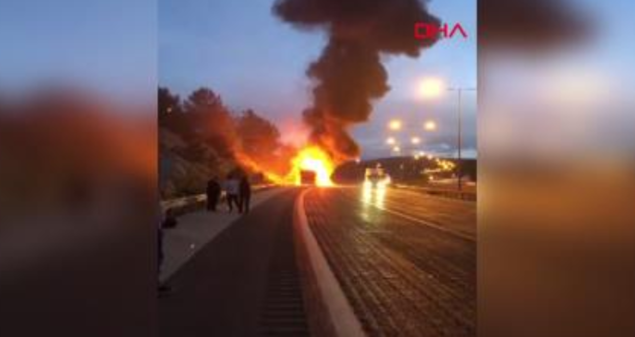 Otoyolda yolcu otobüsü alev topuna döndü! - En Son Haber: Gelişmeler Takip Ediliyor