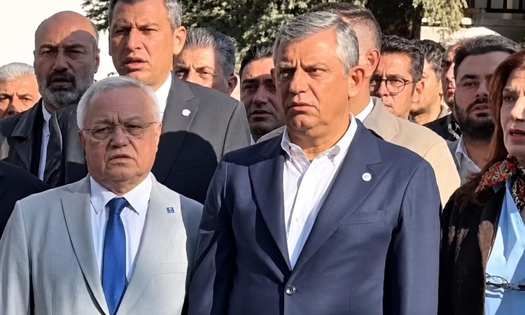 Özgür Özel'in İstiklal Marşı okunurken duyduğu sese verdiği tepki bomba ve Merak Edilenler