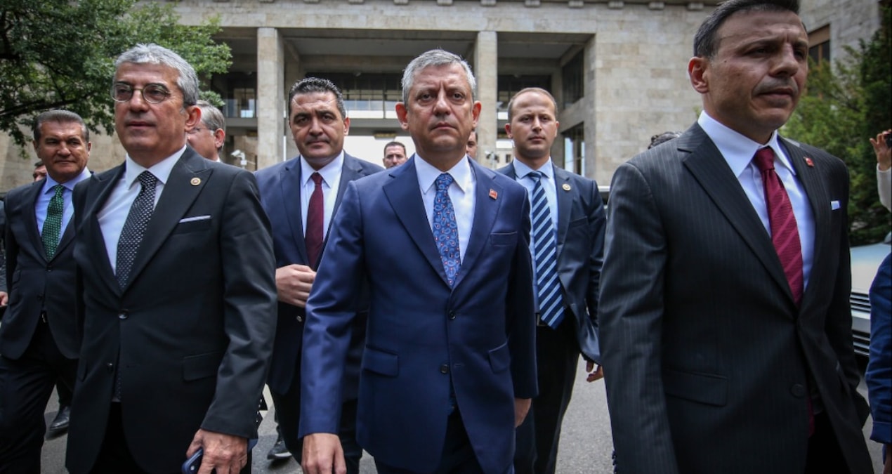 Gündemden Son Bilgiler: Özgür Özel'in yeni partisi için tarih netlik kazandı - Haberleri: Gelişmeler Takip Edi