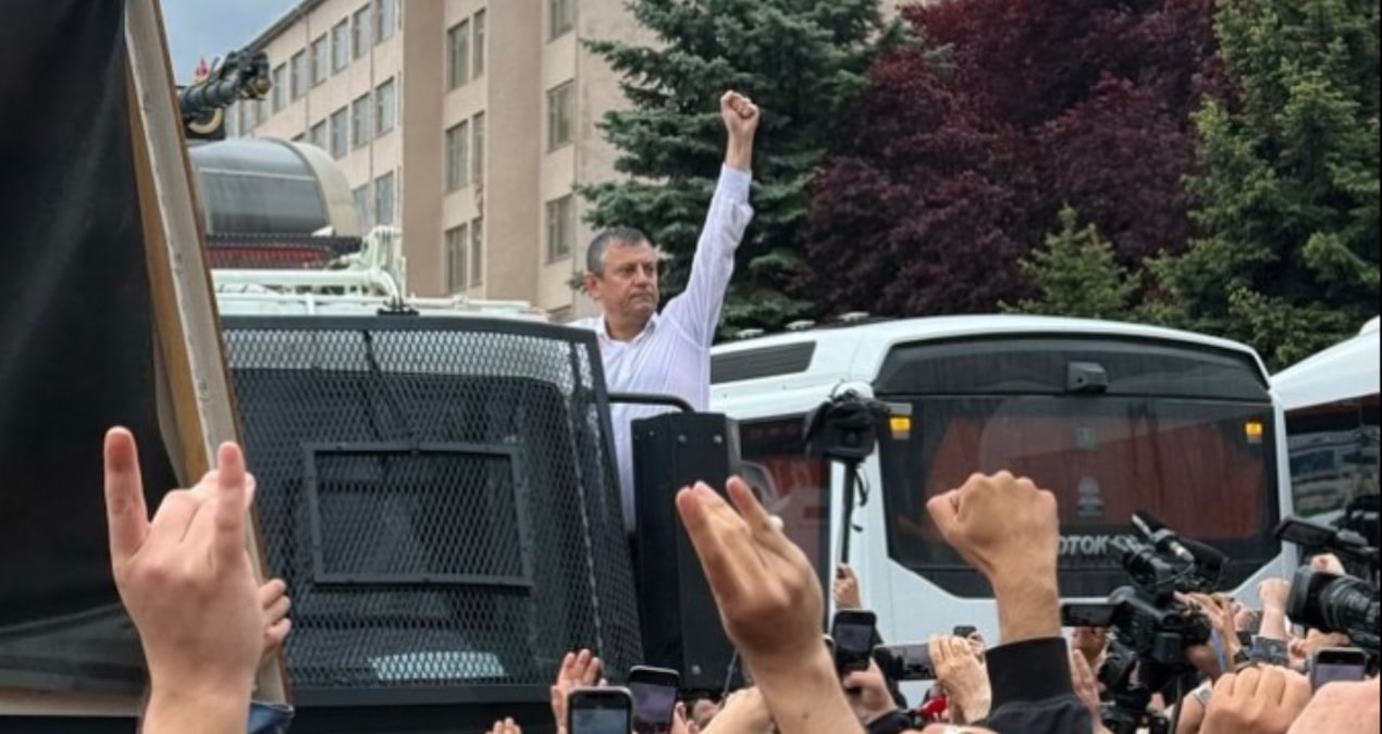Gündemden Son Bilgiler: Özgür Özel TOMA'nın üstüne çıkıp Kılıçdaroğlu'na seslendi - Haberleri - Son Dakika Bil