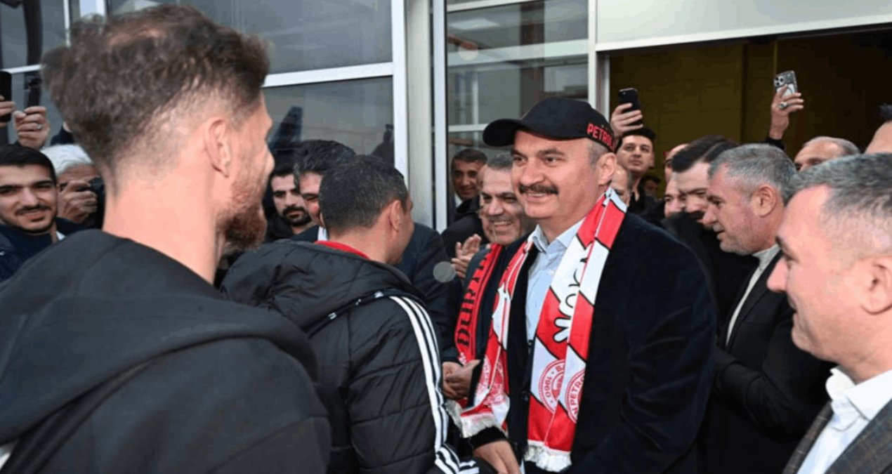 Kritik Açıklama: Para valilikten mi belediyeden mi çıkacak? Vali’den futbolculara iPhone 17 hediyesi - Haberle
