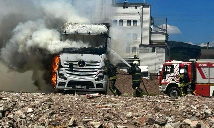 Parked tow truck surrendered to flames - Breaking News