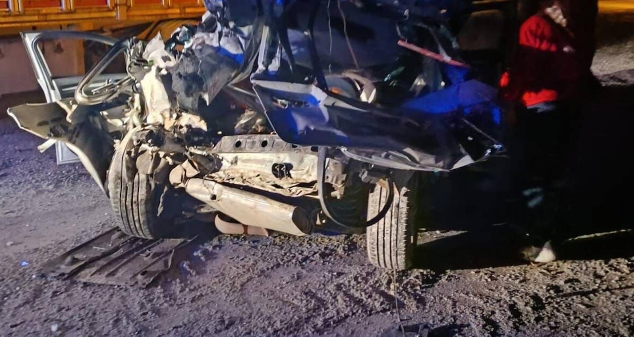 Gündemden Son Bilgiler: Park halindeki TIR’a çarpan otomobilde 1 ölü, 1 ağır yaralı - Son Dakika Haberleri: Ge