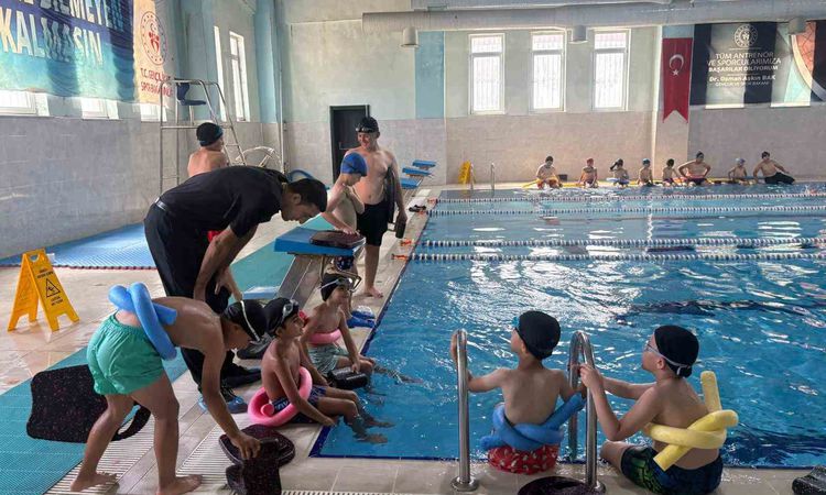 Gündemden Son Bilgiler: Patnos’ta "Yüzme Bilmeyen Kalmasın" Projesiyle çocuklar yüzme öğreniyor - Haberleri -