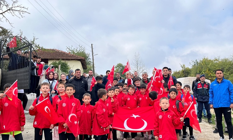 Pazaryeri'nde Cumhuriyet için Bulduk-Kınık arasında 3 kilometrelik yürüyüş yapıldı