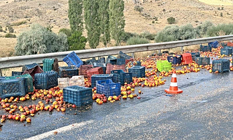 Polatlı'da kontrolden çıkan tırın şeftali yükü yola döküldü, trafik kontrollü verildi - Son Dakika Bilgileri