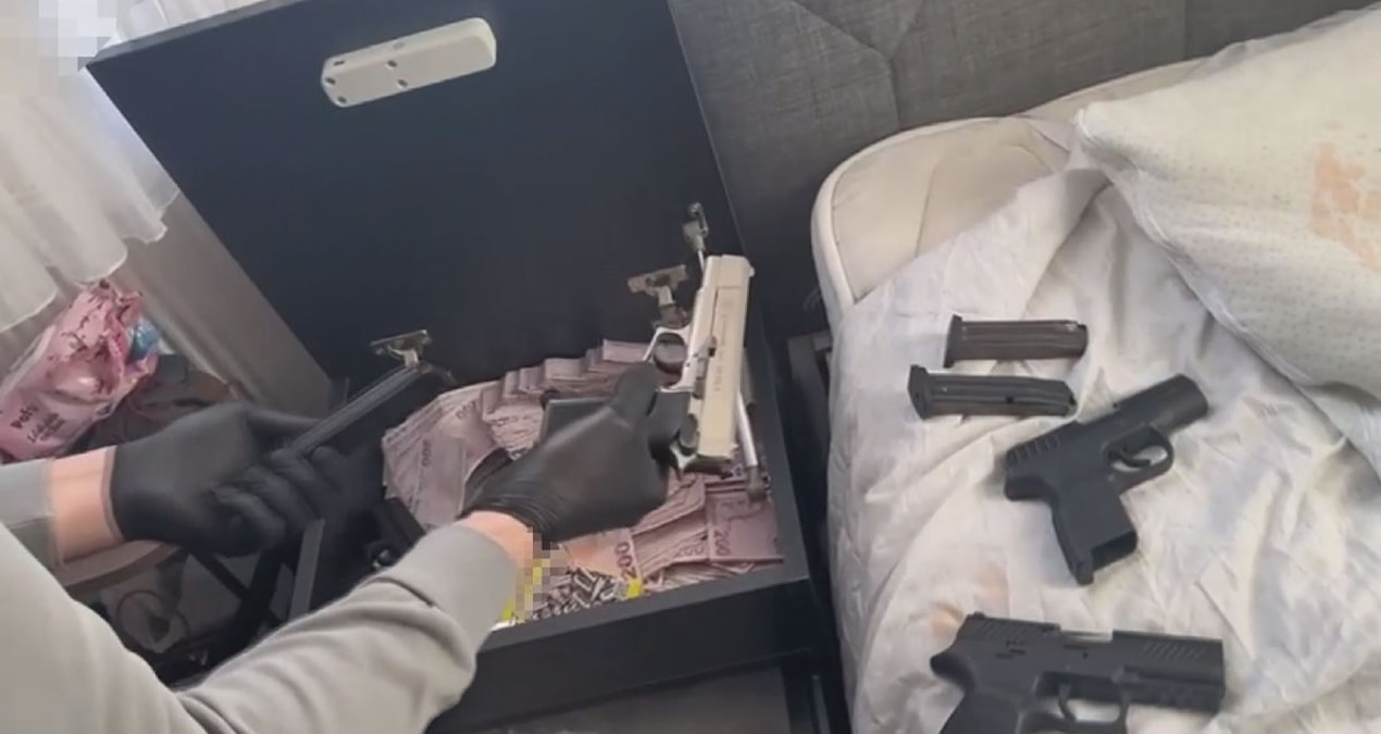 Ayrıntılar Netleşti: Polisin dikkatinden kaçmadı! Uyuşturucu operasyonunda gizli bölmede silah ve para ele geç