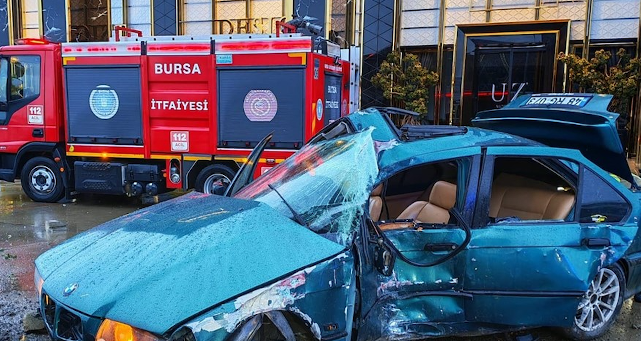 Kritik Açıklama: Reklam panosuna çarpan otomobil hurdaya döndü: 1 ölü, 2 yaralı - Son Dakika Haberleri
