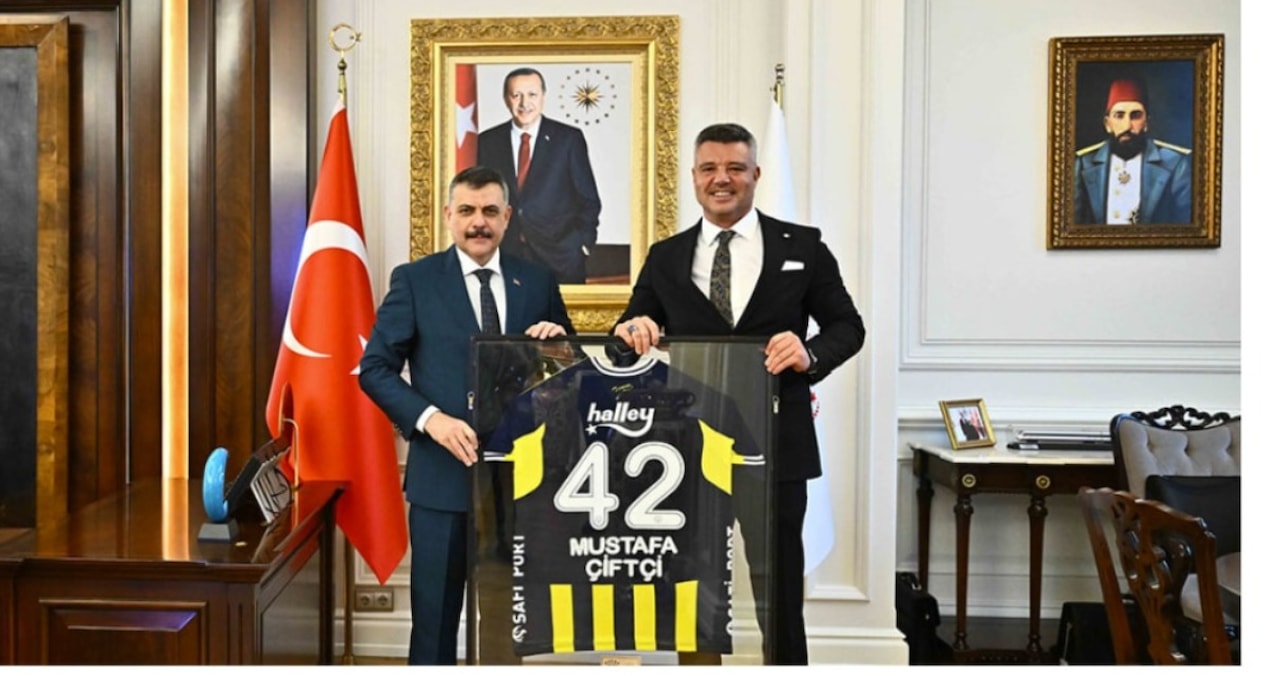 Kritik Açıklama: Sadettin Saran'ın ziyareti sonrası gözler önüne serildi: Bakan makam odasına Abdülhamid tablo