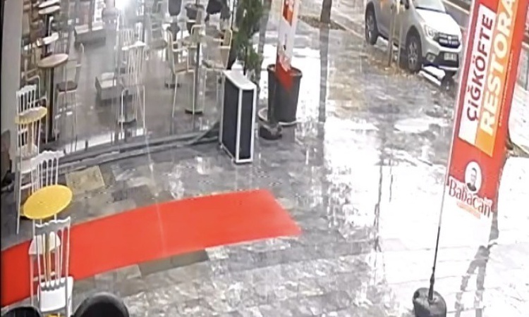 Sakarya Adapazarı'nda kontrolden çıkan otomobil kafeye daldı, kadın son anda kurtuldu - Son Dakika Bilgileri