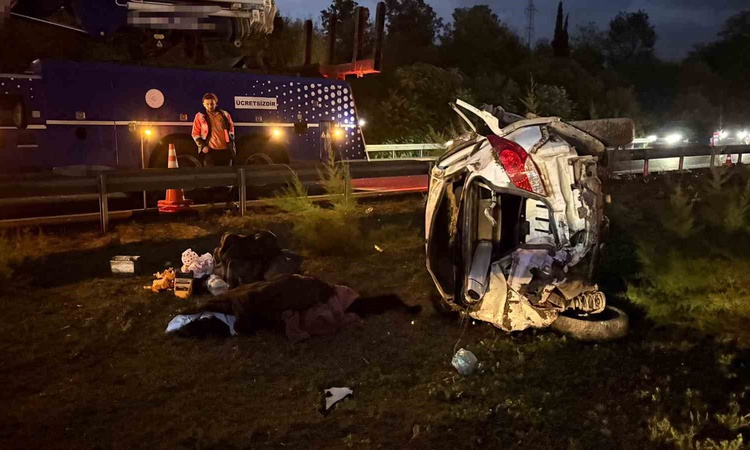 Sakarya Hendek'te refüje savrulan otomobil devrildi, 1 kişi öldü, 4 kişi yaralandı | İşte Tüm Ayrıntılar