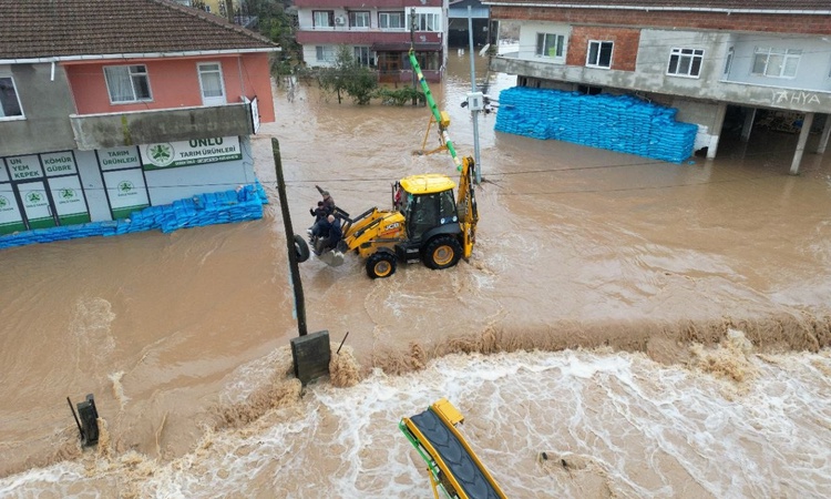 Sakarya Karasu'da baraj suları taştı, Darıçayırı Mahallesi'ni 50 santimetre su bastı