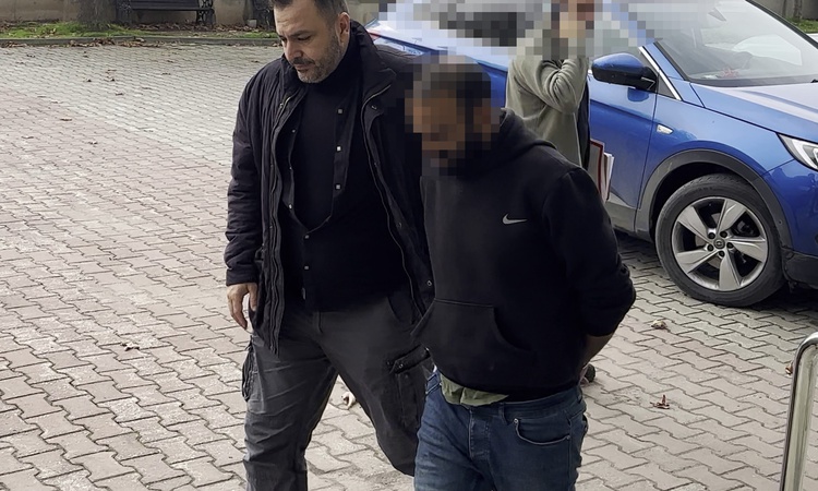 Sakarya Karasu'da evden 500 bin TL ve cip çalan 3 şüpheli Adapazarı'nda yakalandı ve Merak Edilenler