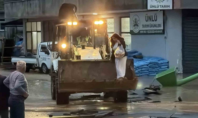Sakarya Karasu'da taşkın nedeniyle ilk ve ortaokullar yarın da tatil edildi - Son Dakika Bilgileri