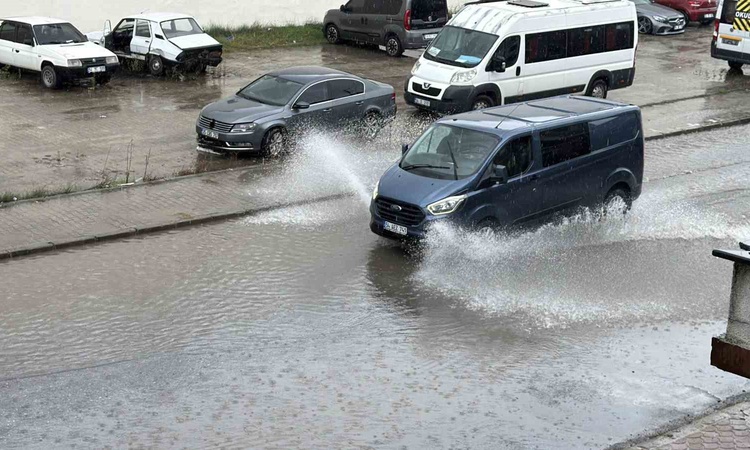 Sakarya'da sağanak yollarda su birikintisi oluşturdu, araçlar temkinli ilerledi
