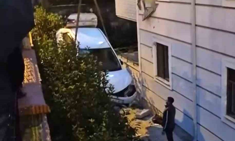 Sakarya Serdivan'da otomobil ikinci kattaki daireye çarptı, kimse yaralanmadı - Son Dakika Bilgileri
