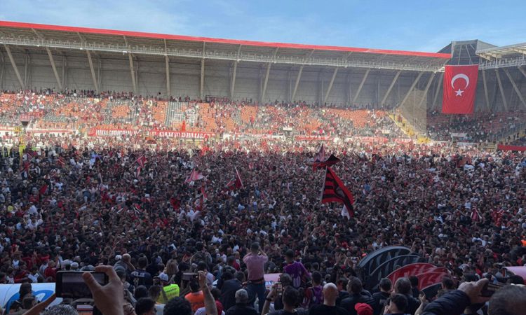 Gündemden Son Bilgiler: Şampiyon Çorum'da yıldız futbolcu ortadan kayboldu! Tüm şehir onu arıyor - Son Dakika
