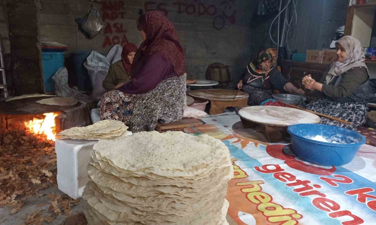 Samsun Havza'da kadınlar imeceyle sacda yufka yapıp dayanışmayı sürdürüyor