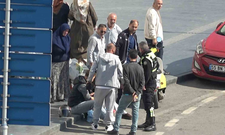 Samsun'da kayan motosikletin sürücüsü ve yolcusu kazayı yara almadan atlattı.