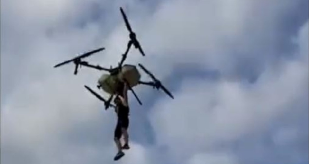 Son Gelişme: Samsun'da tarım dronuna tutunan çiftçi yere çakıldı! O anlar kameraya yansıdı - Son Dakika: Geliş