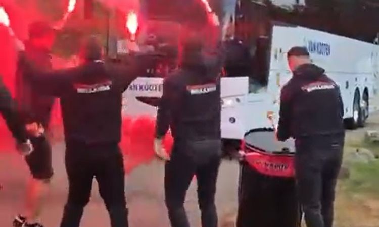 Gündemden Son Bilgiler: Samsunspor'a Hollanda'da meşaleli karşılama - Son Dakika Haberleri ve Merak Edilenler