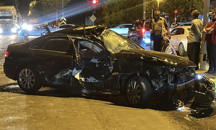 One Injured in Şanlıurfa Truck-Car Collision