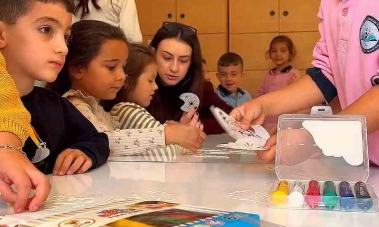 Sarıgöl'de üniversiteli kız öğrenciler ilkokul öğrencileriyle oyunlar oynadı