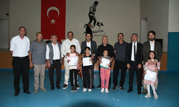 Gündemden Son Bilgiler: Sarıkamış'ta bin çocuğa spor forması dağıtıldı - Son Dakika Haberleri ve Merak Edilenl