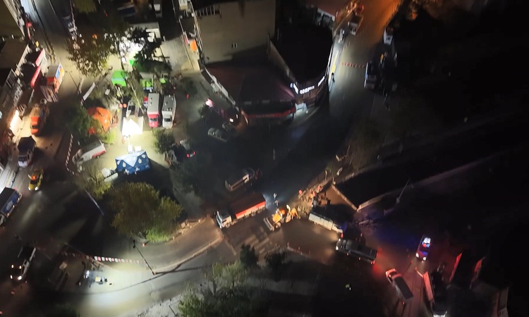 Sarıyer Ayazağa'da 19 dükkan ve stadın enkazını kaldırma çalışması gece boyu sürdü ve Merak Edilenler