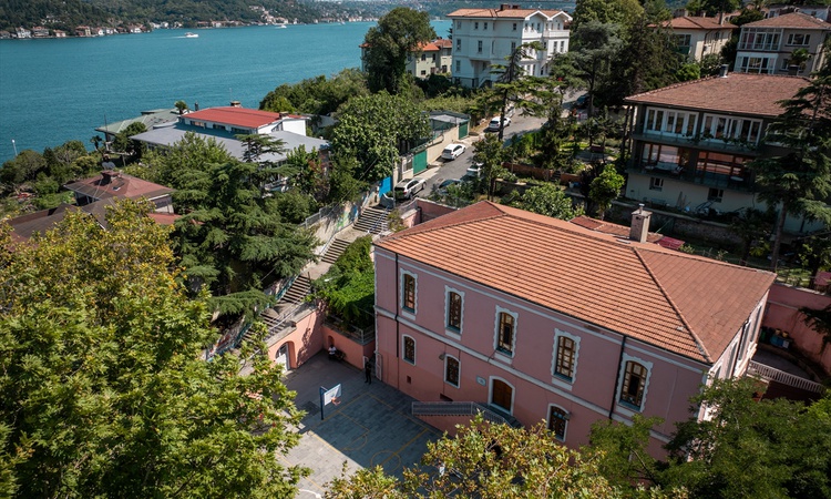 Sarıyer Emirgan'daki 156 yıllık Emirgan İlkokulu tarihi binasında eğitimi sürdürüyor ve Merak Edilenler