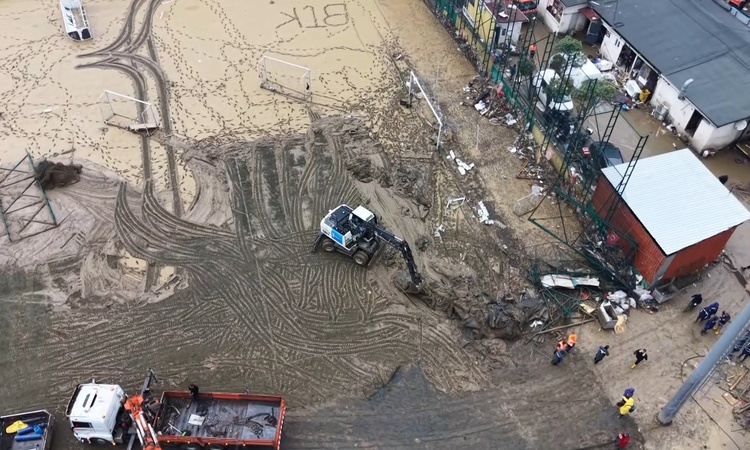 Sarıyer'de sel sonrası riskli yapıların yıkımı stadyum çevresinde sürüyor: Gelişmeler Takip Ediliyor