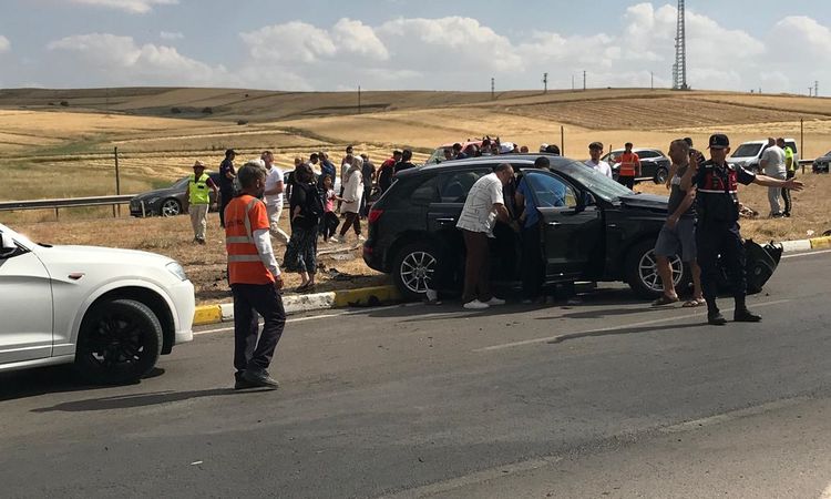 Son Gelişme: Şarkışla'da feci kaza: 1 ölü, 8 yaralı - Haberleri: Gelişmeler Takip Ediliyor