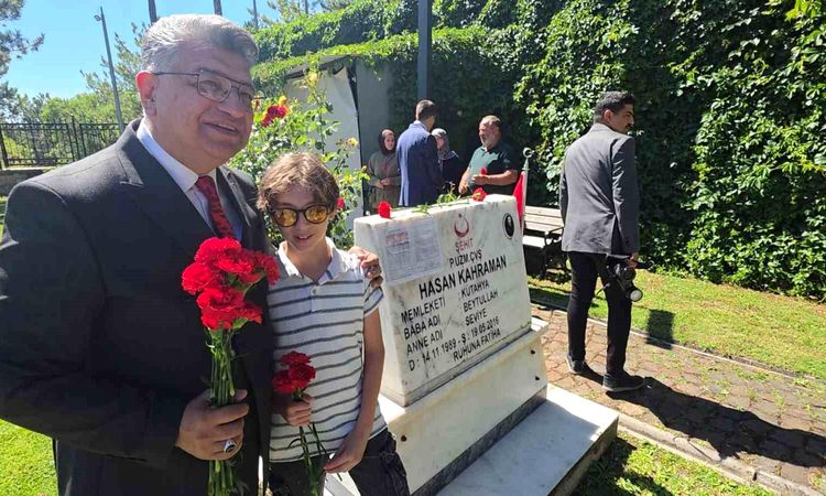 He Presented His Report Card to His Martyr Father at His Grave - Breaking News