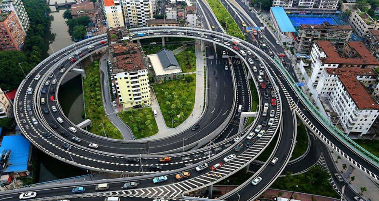 Gündemden Son Bilgiler: Sekiz katlı bina, dev bir yolun tam ortasında tek başına kaldı - En Son Haber
