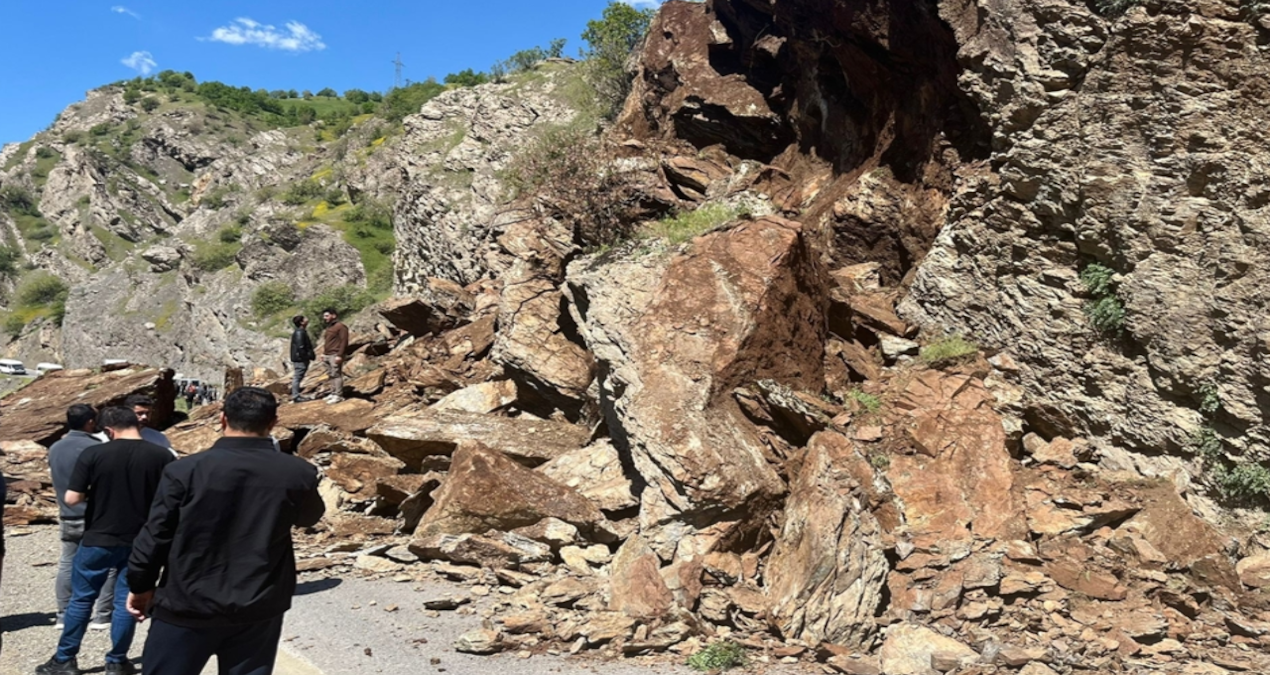 Son Gelişme: Şemdinli-Derecik kara yolu, heyelan nedeniyle ulaşıma kapandı - En Son Haber