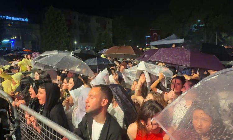 Ayrıntılar Netleşti: Semicenk konserine gelenler sağanak yağmura rağmen alandan ayrılmadı - Son Dakika Haberle