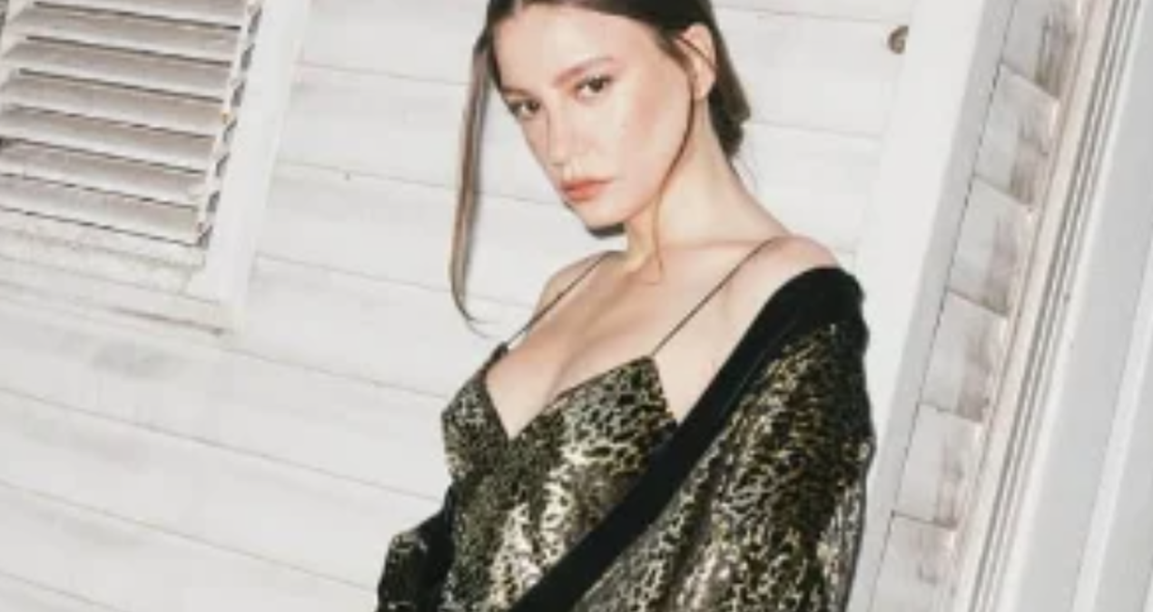 Ayrıntılar Netleşti: Serenay Sarıkaya’nın geceliğe benzetilen elbisenin fiyatı olay oldu - En Son Haber: Geliş