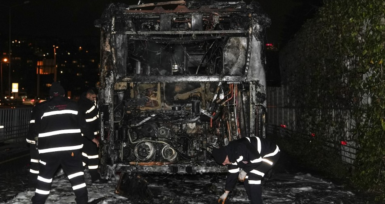 Kritik Açıklama: Seyir halindeki Metrobüs alev alev yandı - Haberleri ve Merak Edilenler