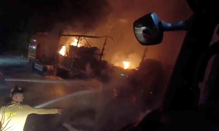 The trailer of a moving truck caught fire - Last Minute