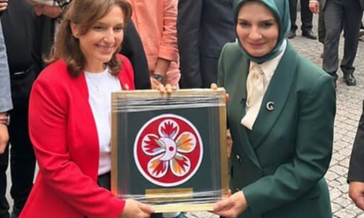 Sıcak Gündem: 152 yıllık makineyle işlenen Kızılay’ın ilk amblemi Bakan Göktaş’a da hediye edildi - Son Dakika